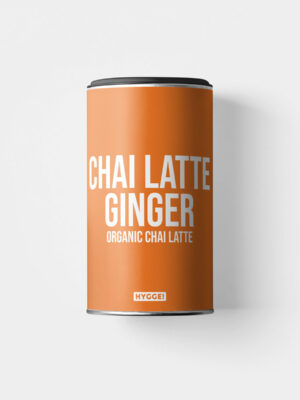 HYGGE Chai Latte Ginger mit wärmendem Ingwer. Hygge Chai Latte Ginger einfach mit heissem Wasser aufgiessen und geniessen! Noch cremiger wird es mit einem Schuss Milch oder Haferdrink.