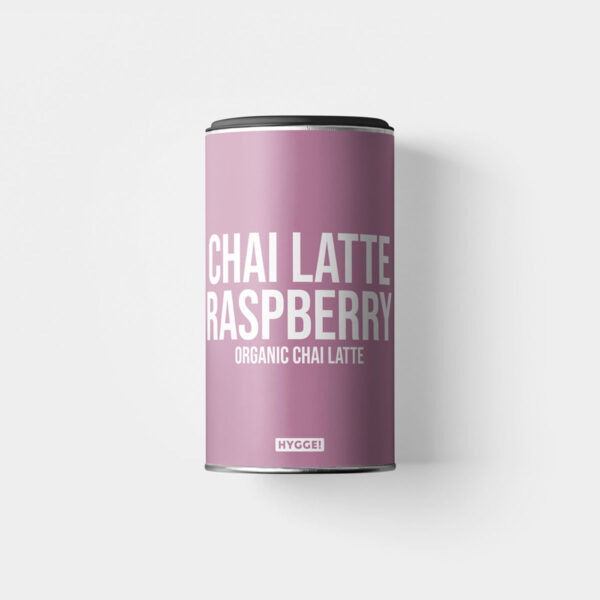 HYGGE Chai Latte Raspberry mit fruchtiger Himbeere. Einfach mit heissem Wasser aufgiessen und geniessen! Noch cremiger wird es mit einem Schuss Milch oder Haferdrink.