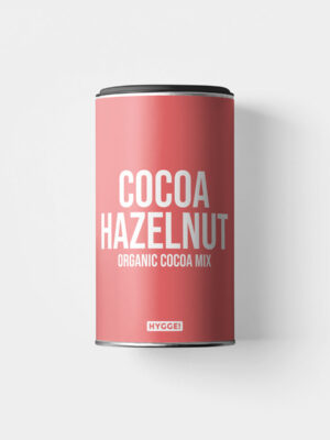 HYGGE Cocoa Hazelnut Organic mit erdiger Haselnuss. HYGGE Cocoa Hazelnut Organic einfach mit heisser Milch aufschäumen und geniessen! Auch gut mit Soja-, Mandel- oder Hafermilch.