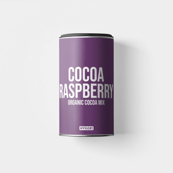 HYGGE Cocoa Raspberry Organic mit fruchtiger Himbeere. Hygge Cocoa Raspberry Organic einfach mit heisser Milch aufschäumen und geniessen! Auch gut mit Soja-, Mandel- oder Hafermilch.